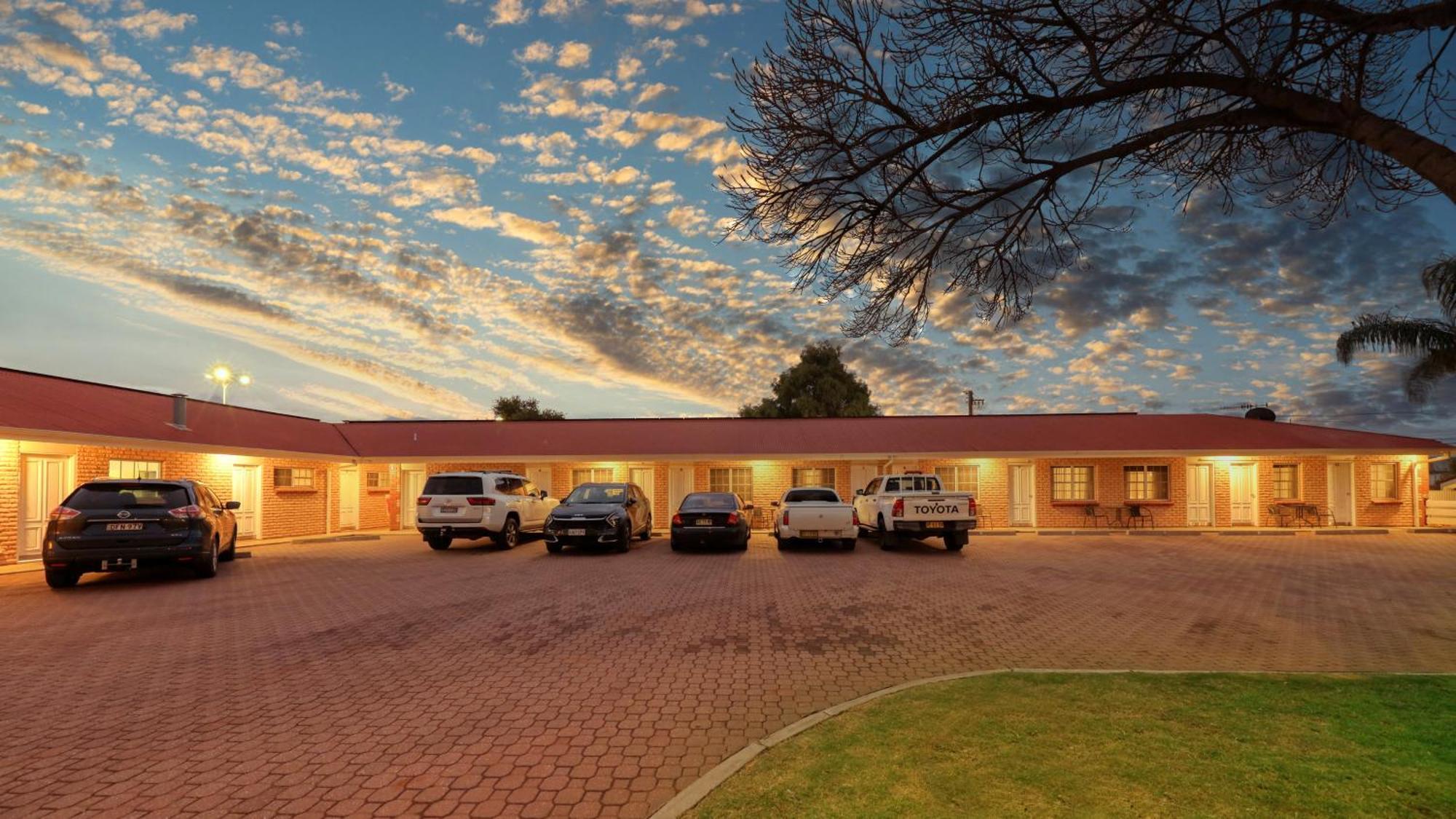 Charles Rasp Motor Inn & Cottages Broken Hill Esterno foto